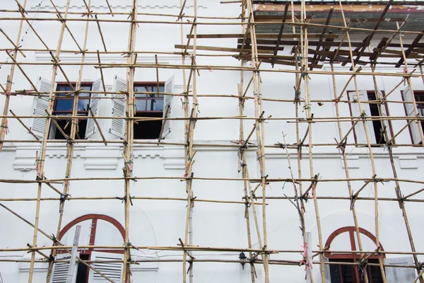 Andamios de madera alrededor de un nuevo edificio en Tailandia — Foto de Stock