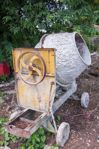 Abandonar la vieja máquina mezcladora de cemento industrial —  Fotos de Stock