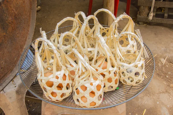 Eier in Körben zum Verkauf im Thermalpark in Thailand — Stockfoto