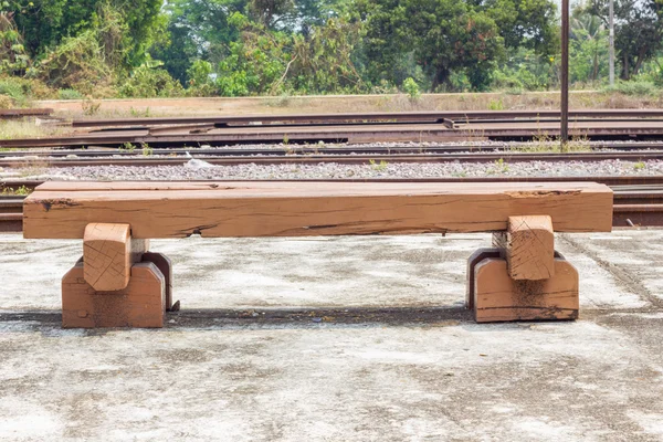 Banco hecho de viejos lazos ferroviarios —  Fotos de Stock