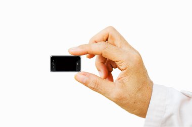 El ile siyah ekran çok küçük mobil akıllı telefon tutarak. Olduğunu