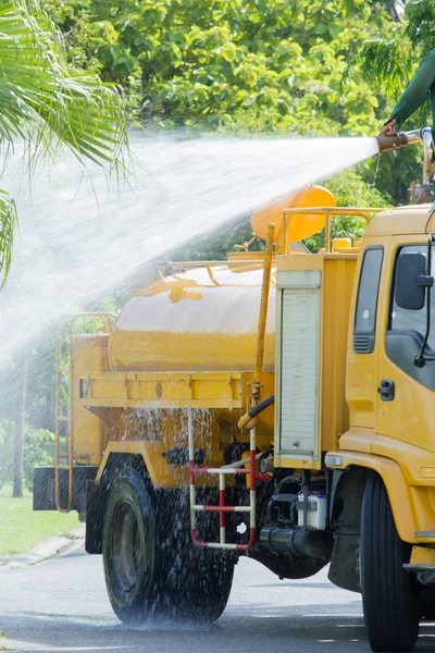 Acqua camion irrigazione in giardino — Foto Stock