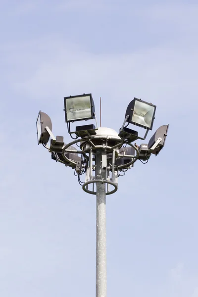 Stadion fotbalové hry sloupu veřejného osvětlení v denní. — Stock fotografie