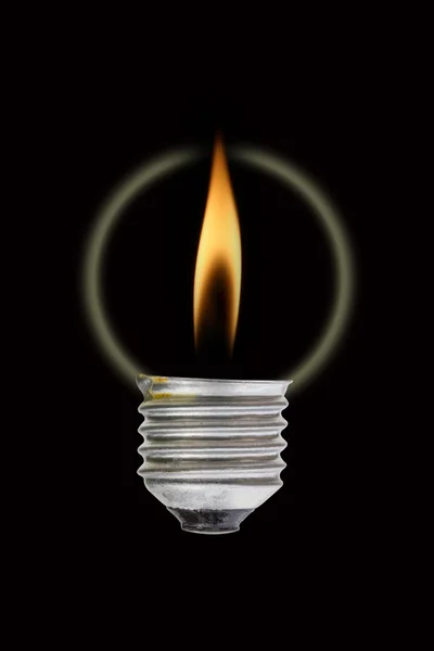 Brand vlam uit uit de gloeilamp. Concept voor macht energie cons — Stockfoto