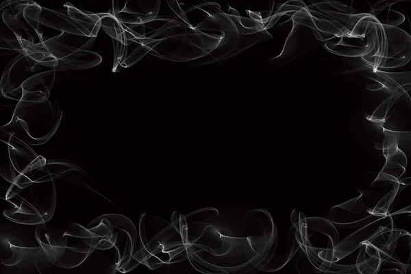 Rauchrand auf schwarzem Hintergrund — Stockfoto