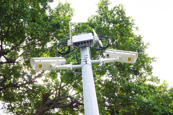Twee veiligheid bewakingscamera's in de buurt van groen bos — Stockfoto