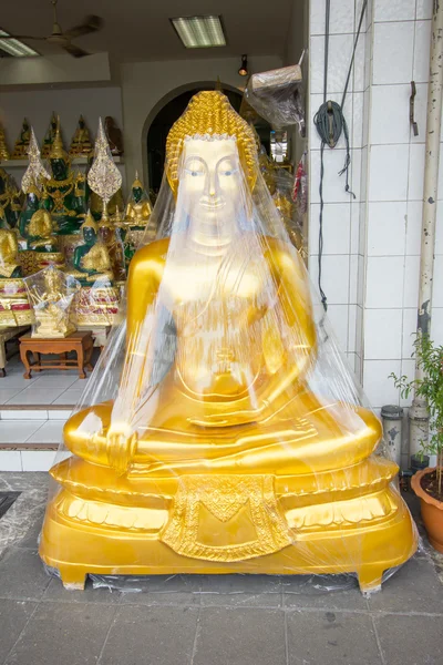 Bouddha enveloppé dans du plastique — Photo