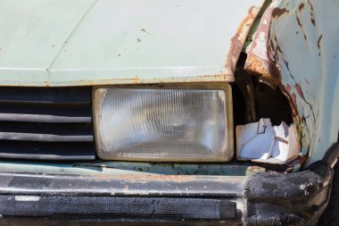 Bir araba parkında yaptı junked araba kadeh yukarıya kapatmak