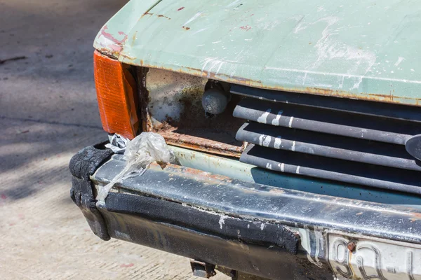 Nära upp skott av en hanteras som skräppost bil kvar i en parkering — Stockfoto
