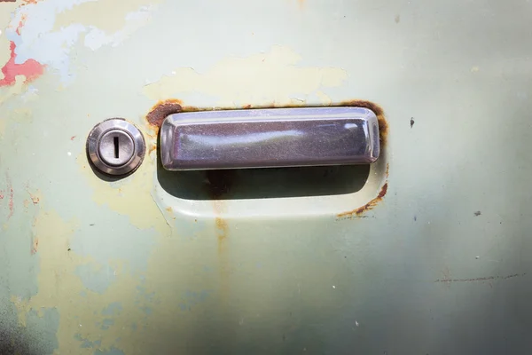 Vieja puerta oxidada del coche con llave —  Fotos de Stock