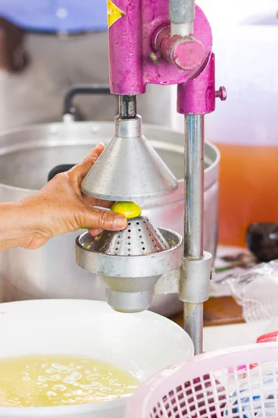 Hand of woman squeezing lemon — Stock Photo, Image