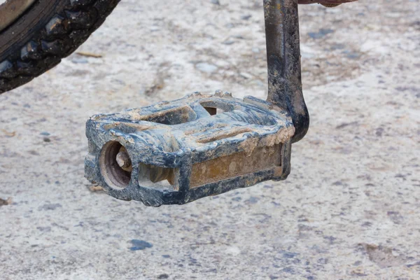 Részlet a régi használt kerékpár pedál száraz iszap — Stock Fotó