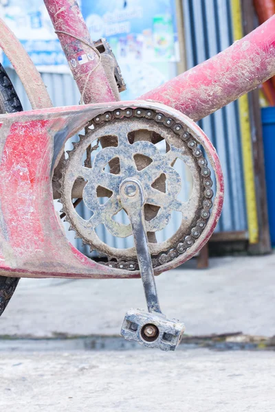 Oude wiel van de keten van fiets met droge modder — Stockfoto