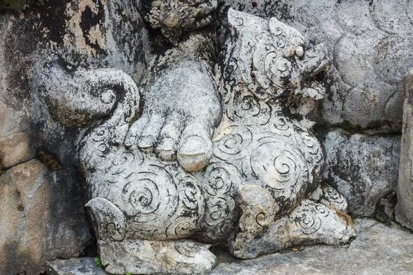 Statue de pied humain sur lion dans la littérature — Photo