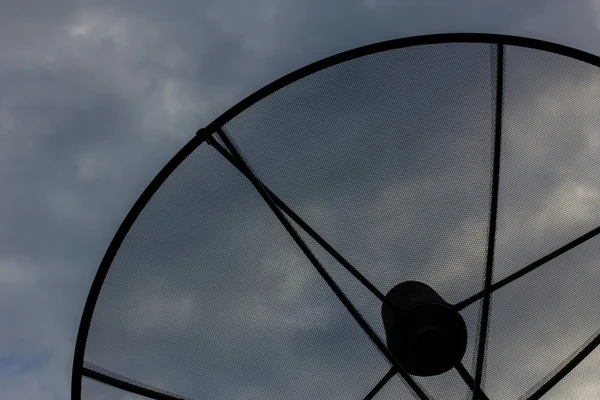 Close-up de antena parabólica no céu nublado à noite — Fotografia de Stock