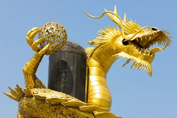 Dragão chinês dourado gigante — Fotografia de Stock