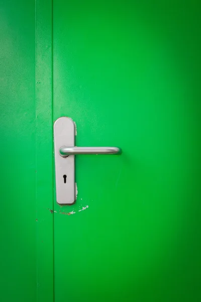 Manija de puerta de metal en puerta de acero verde — Foto de Stock