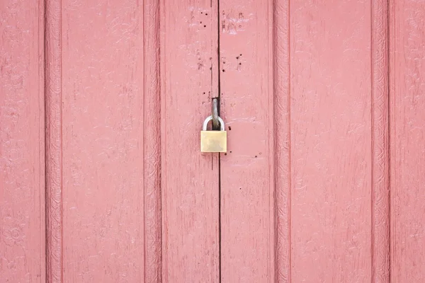 Cerradura en el medio de la puerta de madera roja pálida — Foto de Stock