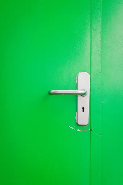 Manija de puerta de metal en puerta de acero verde — Foto de Stock