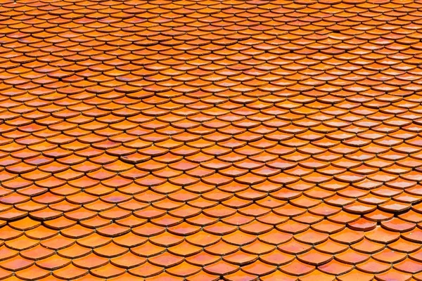 Azulejos de techo naranja del templo tailandés — Foto de Stock