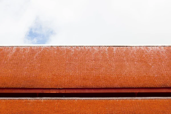 Tempio di tetto tailandese contro cielo nuvoloso — Foto Stock