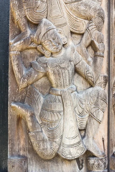 Скульптура дерев'яної людини в громадському парку — стокове фото