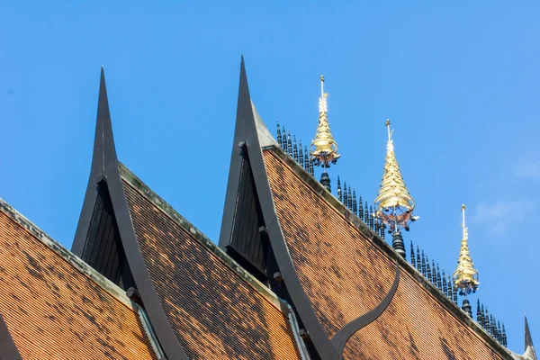 Arte tailandese sulla chiesa sul tetto al tempio tailandese . — Foto Stock