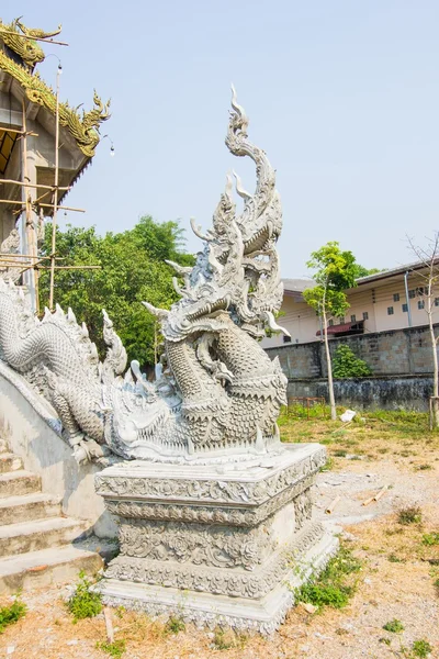 Estátua de naga inacabada ao lado das escadas no templo tailandês — Fotografia de Stock