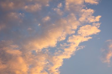 Gökyüzü bulutlu akşam