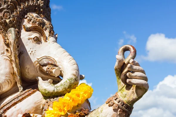 Close-up statute of Ganesha outdoor against blue sky and white c — Stock Photo, Image