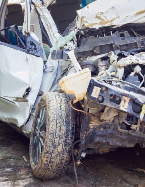 kaza araba kapatın. ön bölümü ciddi bir arıza oluşmuşsa.