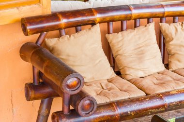 kahverengi bambu sandalye yastık ile yakın çekim