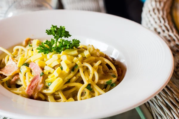 Zbliżenie spaghetti carbonara na danie — Zdjęcie stockowe