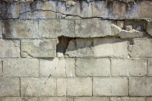 Gros plan de mur dangereux avec des fissures . — Photo