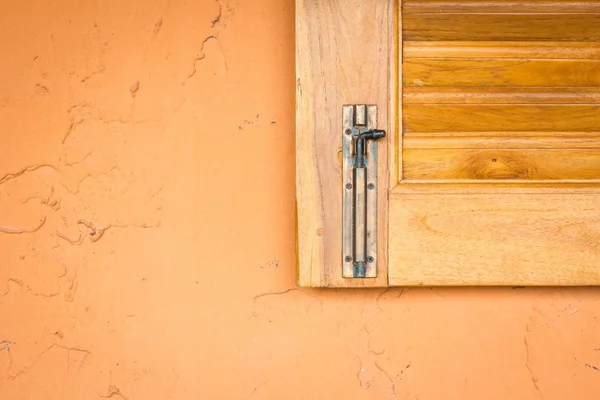 Pestillo de ventana vintage en un panel de ventana de madera clásica — Foto de Stock