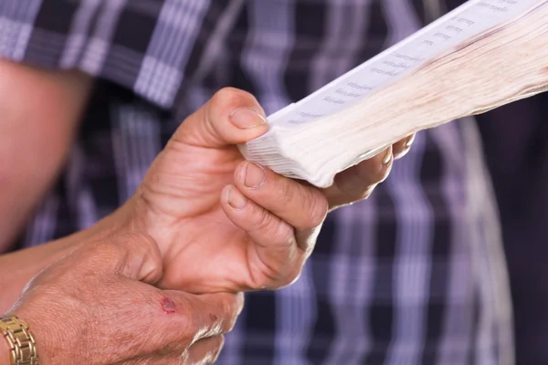 Libro de mano para leer mientras está sentado en un coche, concepto de ojo — Foto de Stock