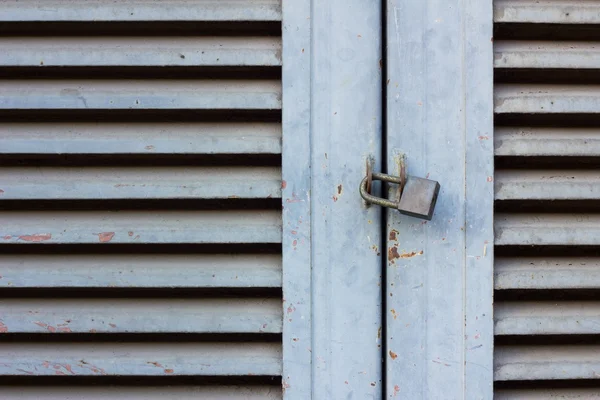 Cerradura de llave vieja en puerta de madera cerrada — Foto de Stock