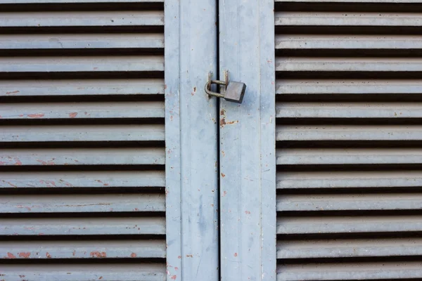 Cerradura de llave vieja en puerta de madera cerrada — Foto de Stock