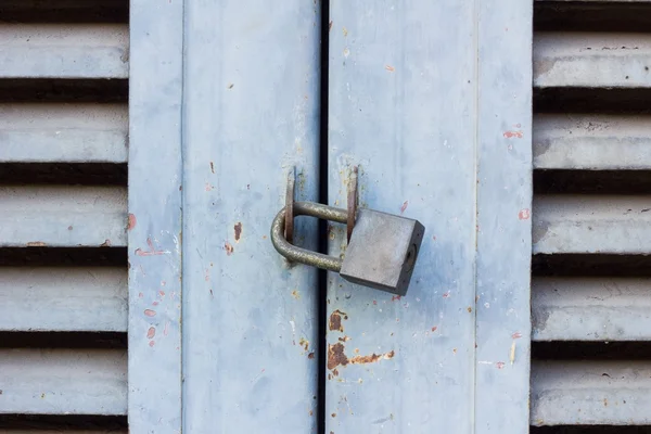 Cerradura de llave vieja en puerta de madera cerrada — Foto de Stock