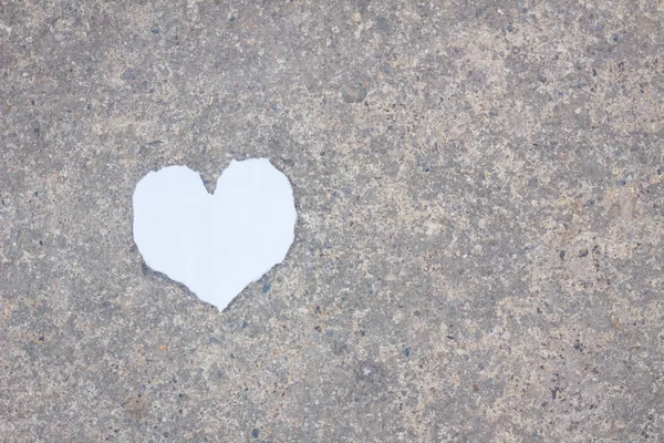 Heart paper on the ground — Stock Photo, Image