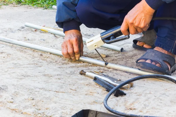 Trabalhador soldando o aço sem segurança — Fotografia de Stock