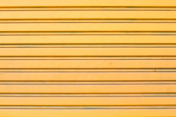 La puerta metálica amarilla — Foto de Stock