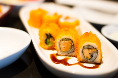 Suşi sağlıklı yemek yapar - Japon yemeği tarzı.