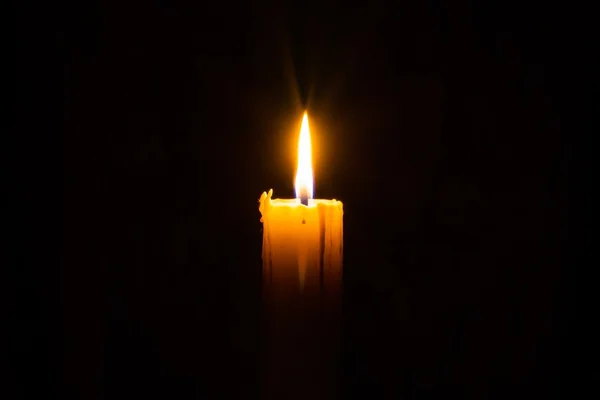 Свеча в темноте — стоковое фото