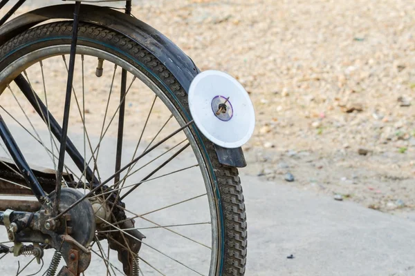 CD δίσκο στην πίσω φτερού του ποδηλάτου, χρησιμοποιείται ως ανακλαστήρας — Φωτογραφία Αρχείου