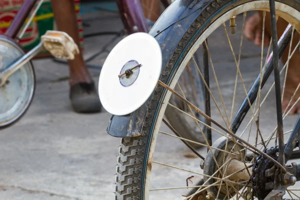 CD диск на задней грязи велосипеда, используемый в качестве рефлектора — стоковое фото