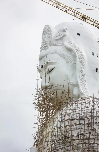 Zbliżenie pomnik Guan Yin w budowie, Wat Huay PLA Kang , — Zdjęcie stockowe