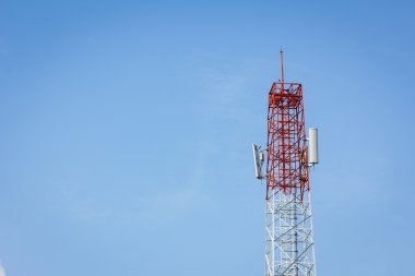 Telekomünikasyon Kulesi ve th üzerinde boşaltmak ile bulutlu mavi gökyüzü