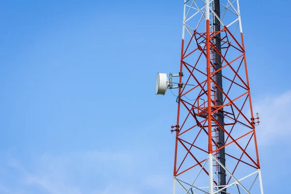 Closeup telecommunicatie toren en bewolkte blauwe hemel met copyspa — Stockfoto