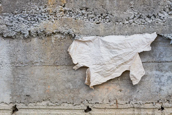 Einfache graue Betonwand Hintergrund mit Stück altem Papier — Stockfoto